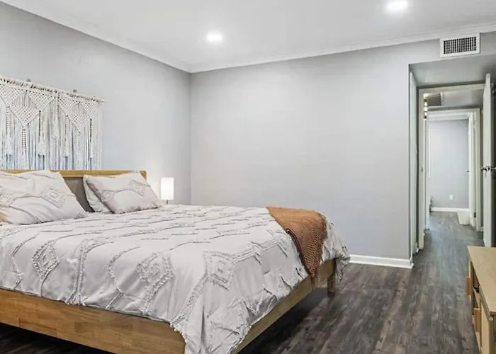 Ferienhaus Beautiful 2-bdrm 2-bath In Old Town *