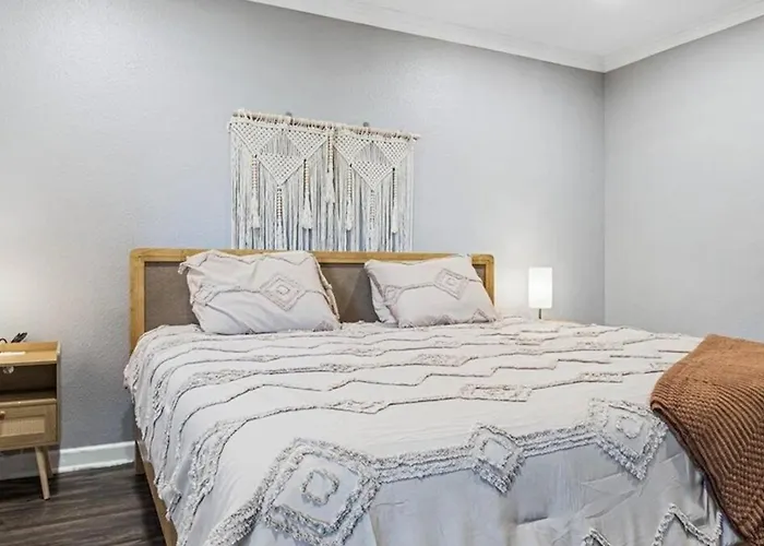 Beautiful 2-bdrm 2-bath In Old Town