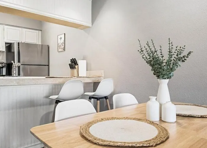Ferienhaus Beautiful 2-bdrm 2-bath In Old Town