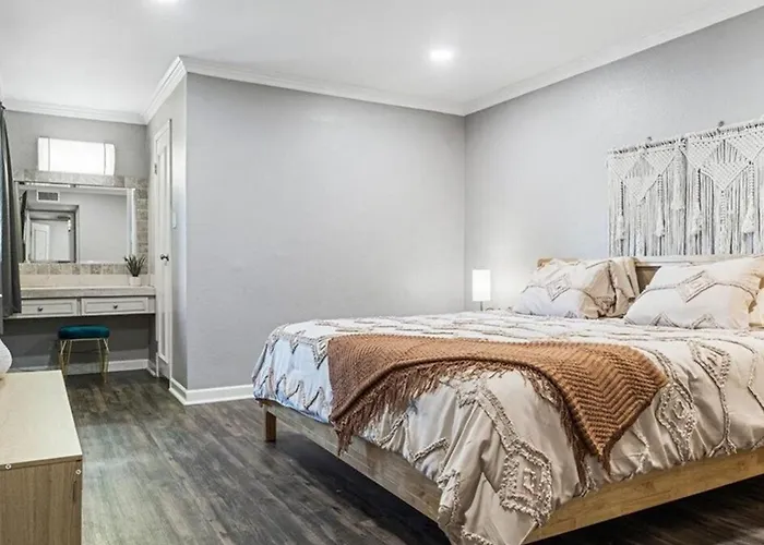 Beautiful 2-bdrm 2-bath In Old Town Scottsdale