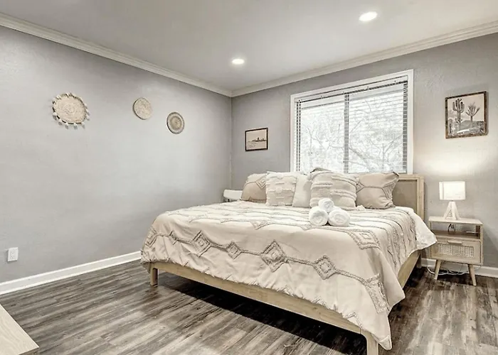 Beautiful 2-bdrm 2-bath In Old Town *